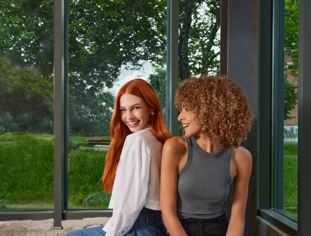 Dos modelos con cabello rojo intenso y rizos naturales, artículo Yellow Color de Yellow Professional