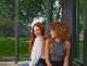 Dos modelos con cabello rojo intenso y rizos naturales, artículo Yellow Color de Yellow Professional