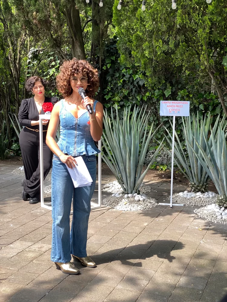Adriana Lumina presenta la nueva línea Cantu Weightless para rizos y ondas en Ciudad de México