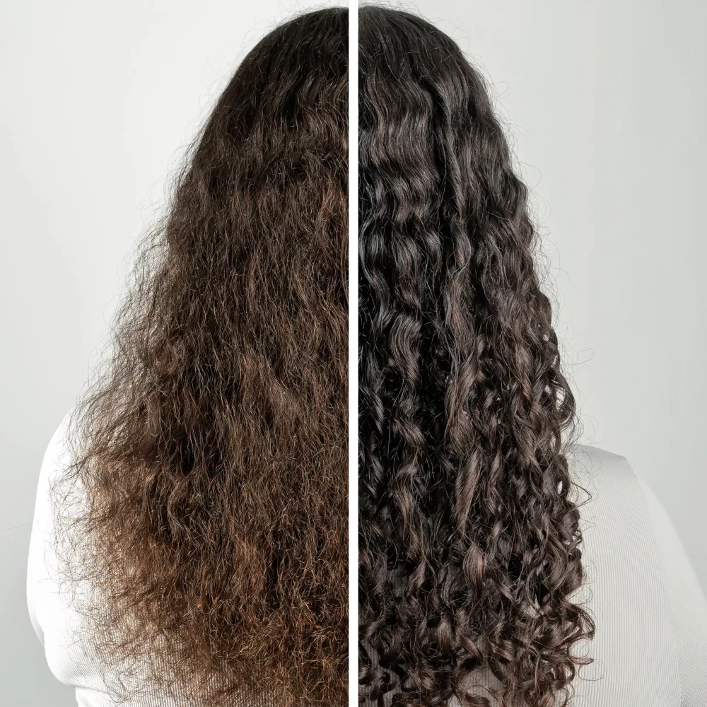 Antes y después de aplicar Cantu Weightless en cabello rizado tipo 3, mostrando rizos hidratados, definidos y sin frizz.