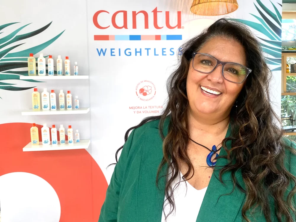 Cristina Ávila, VP de Innovation and New Product Development, sonríe en el evento Cantu Weightless en CDMX
