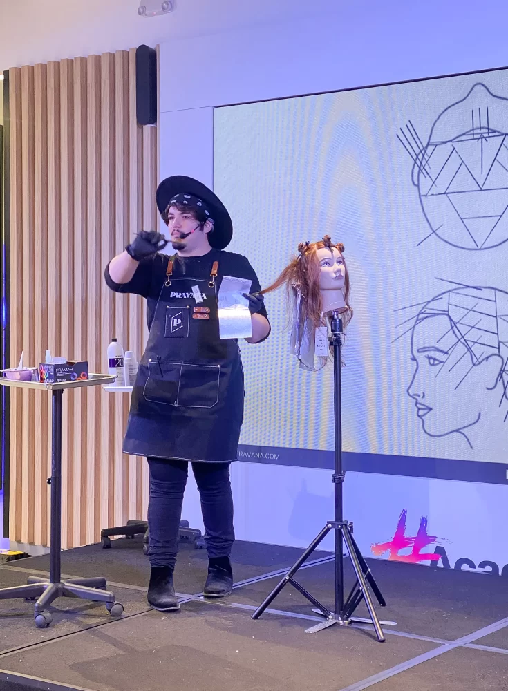 George Blanco presenta técnicas de seccionamiento para PRAVANA Hydragloss rubios en CDMX