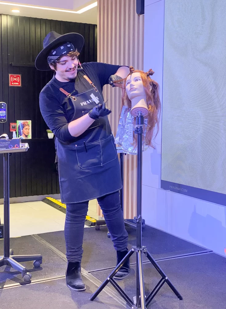 Aplicación profesional de Hydragloss rubios con George Blanco en Academy of Hair