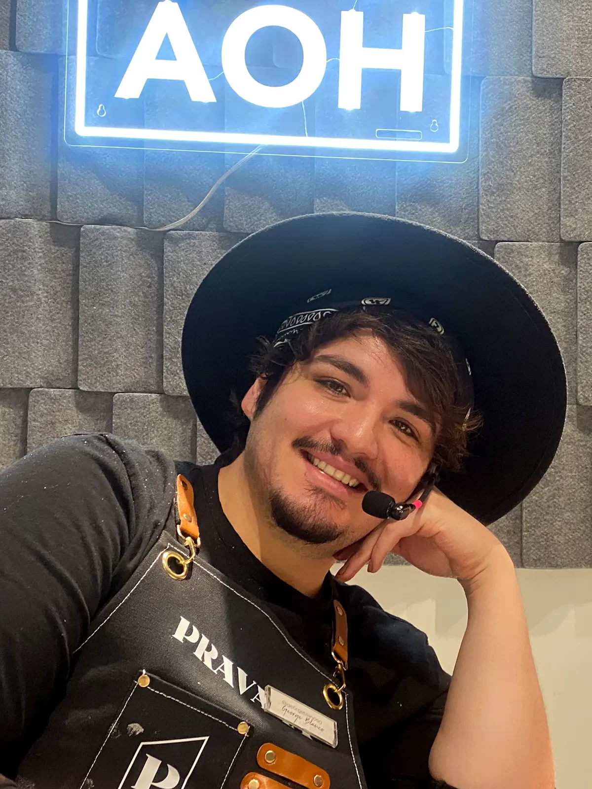 George Blanco y Laila Aruj posan durante el evento de lanzamiento de Hydragloss rubios de PRAVANA en CDMX.