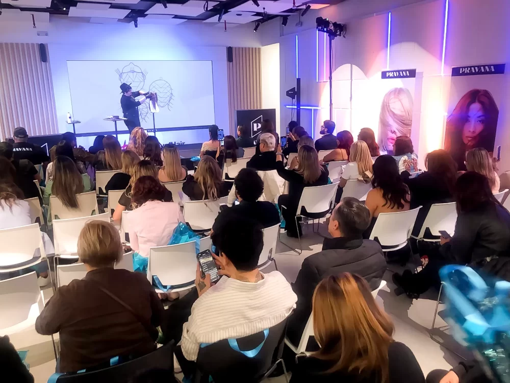 Estilistas mexicanos asisten al curso de Hydragloss rubios con PRAVANA en Academy of Hair