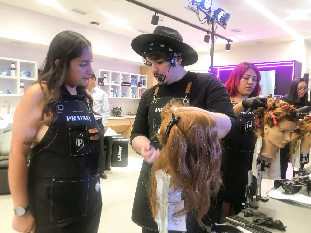 George Blanco guía técnica de aplicación de Hydragloss rubios a estilistas en formación en Academy of Hair.