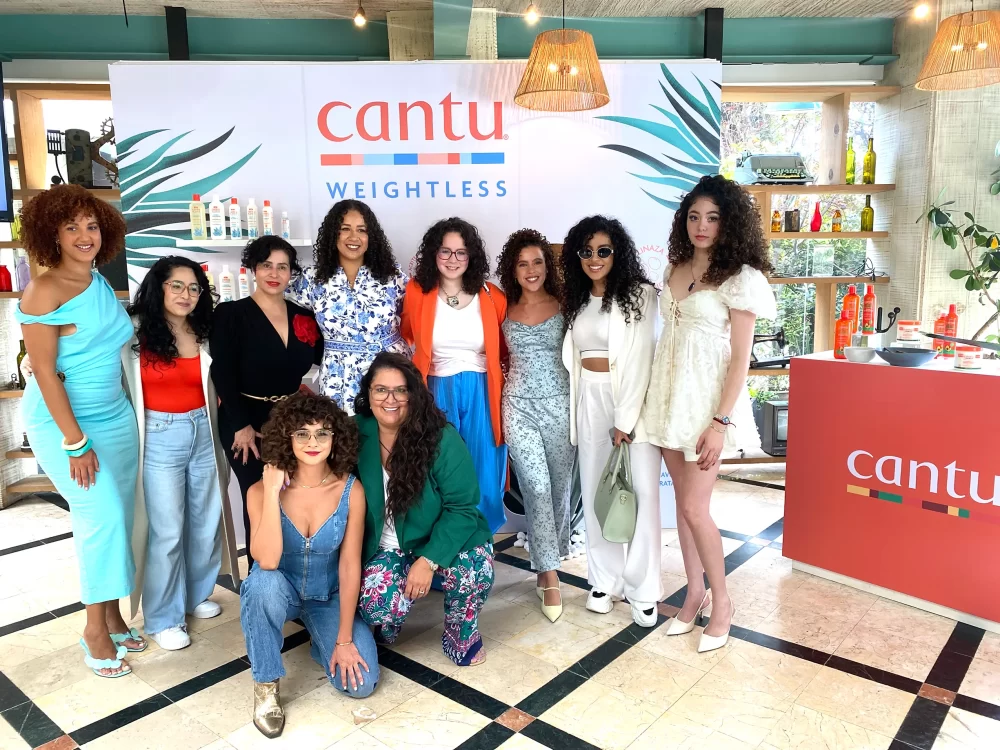 Grupo de influencers y embajadoras junto a representantes de Cantu en el lanzamiento de Cantu Weightless en Ciudad de México