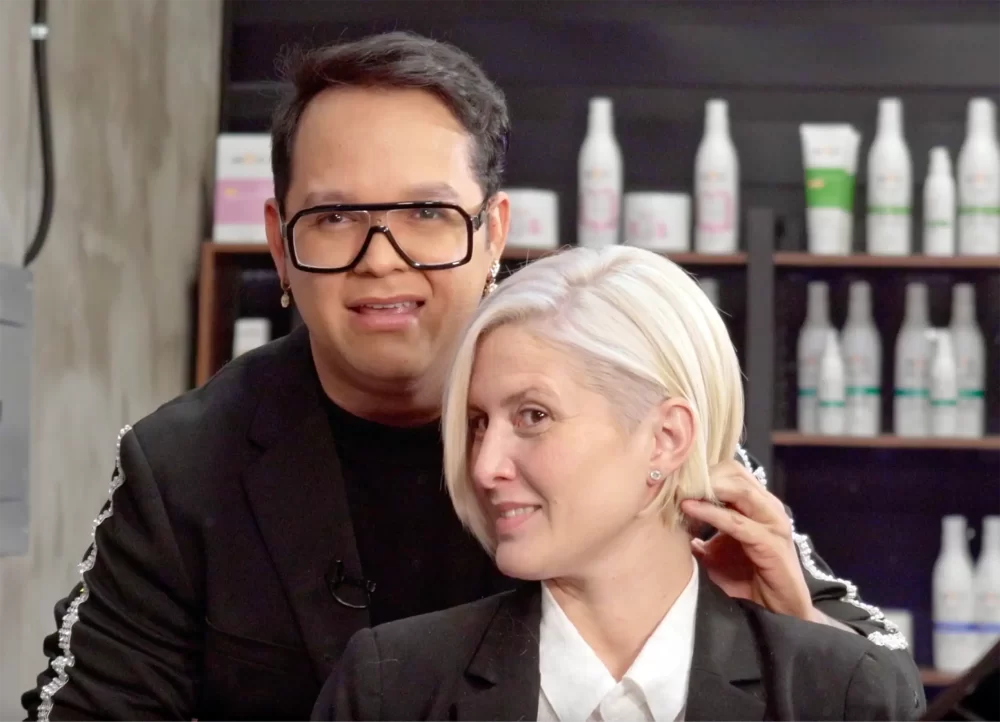 Harrison Eduard posa junto a modelo con corte bob platinado, look de la colección We Love You para Yellow Professional.