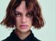 Primerísimo plano de bob ondulado castaño medio con luz caramelo y raya al centro — Essential Looks 1:2024 de Schwarzkopf Professional.