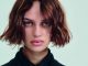Primerísimo plano de bob ondulado castaño medio con luz caramelo y raya al centro — Essential Looks 1:2024 de Schwarzkopf Professional.