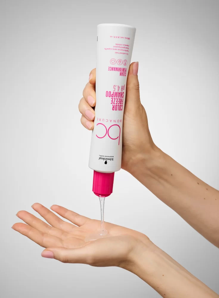 Textura del shampoo Bonacure Color Freeze pH 4.5 de Schwarzkopf Professional en aplicación sobre la mano