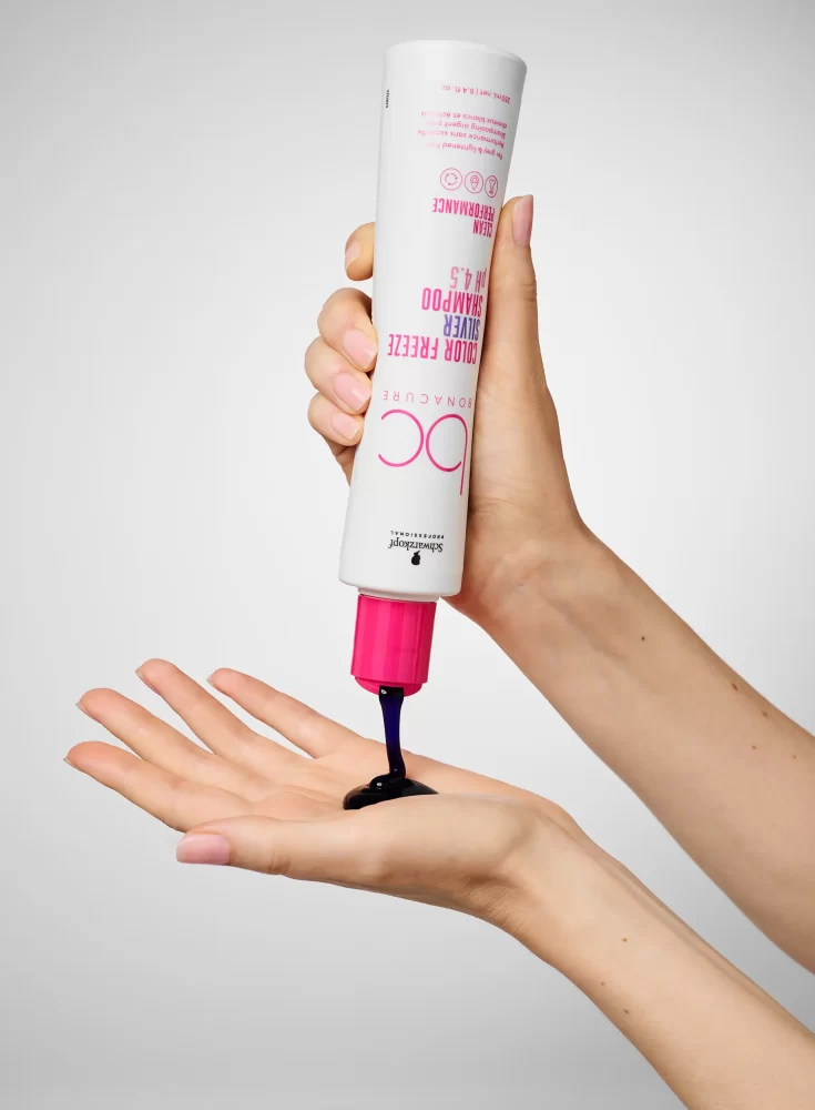 Textura del shampoo Bonacure Color Freeze Silver de Schwarzkopf Professional en aplicación sobre la mano