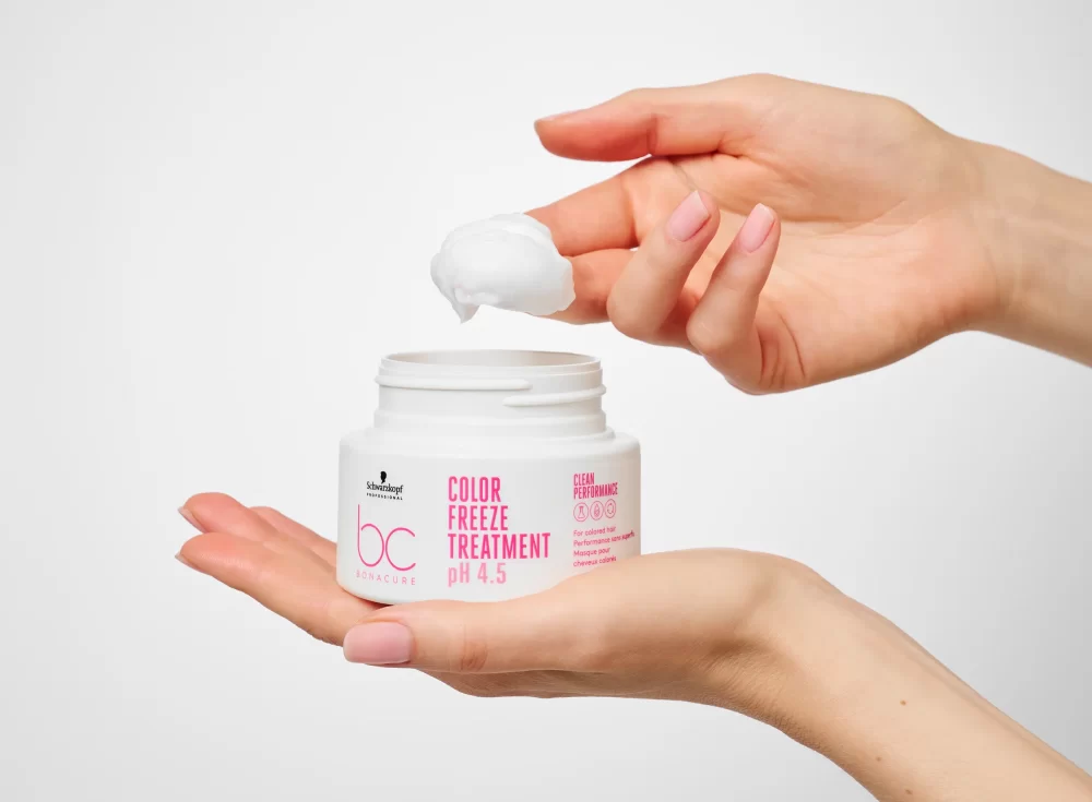Textura cremosa del tratamiento Bonacure Color Freeze pH 4.5 de Schwarzkopf Professional aplicada con los dedos
