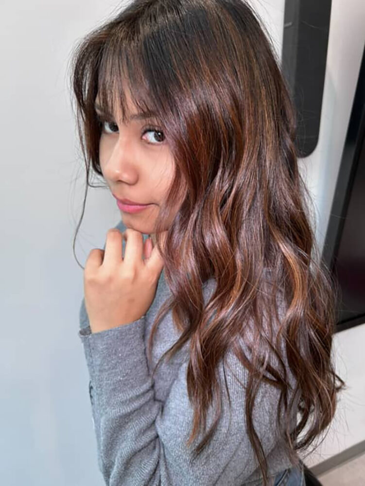 Cabello femenino con coloración desvanecida en tonos cálidos y ondas naturales