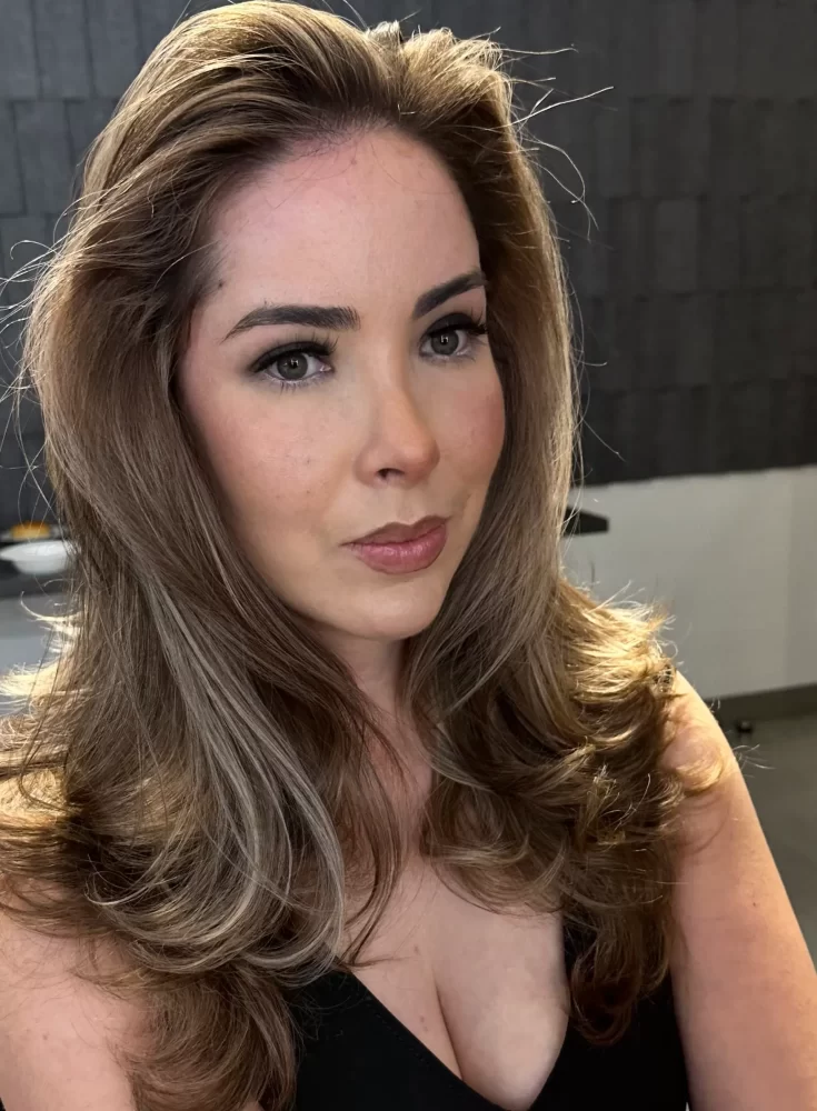 Modelo con peinado voluminoso y coloración desvanecida realizada en curso Academy of Hair por René Pérez