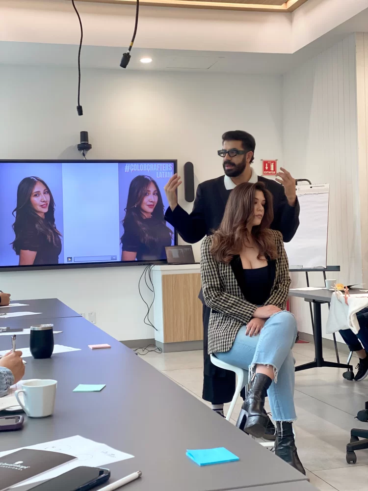 René Pérez estilista embajador Schwarzkopf Professional en curso de técnicas de color desvanecido Academy of Hair