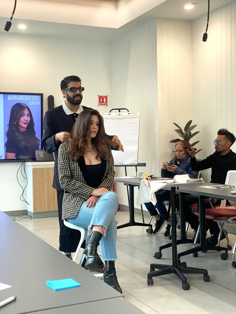 Estilista René Pérez de Schwarzkopf Professional demostrando técnicas de coloración capilar desvanecida en curso Academy of Hair
