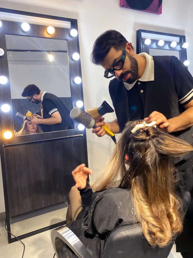 René Pérez estilista embajador Schwarzkopf Professional secando el cabello en técnica de color desvanecido