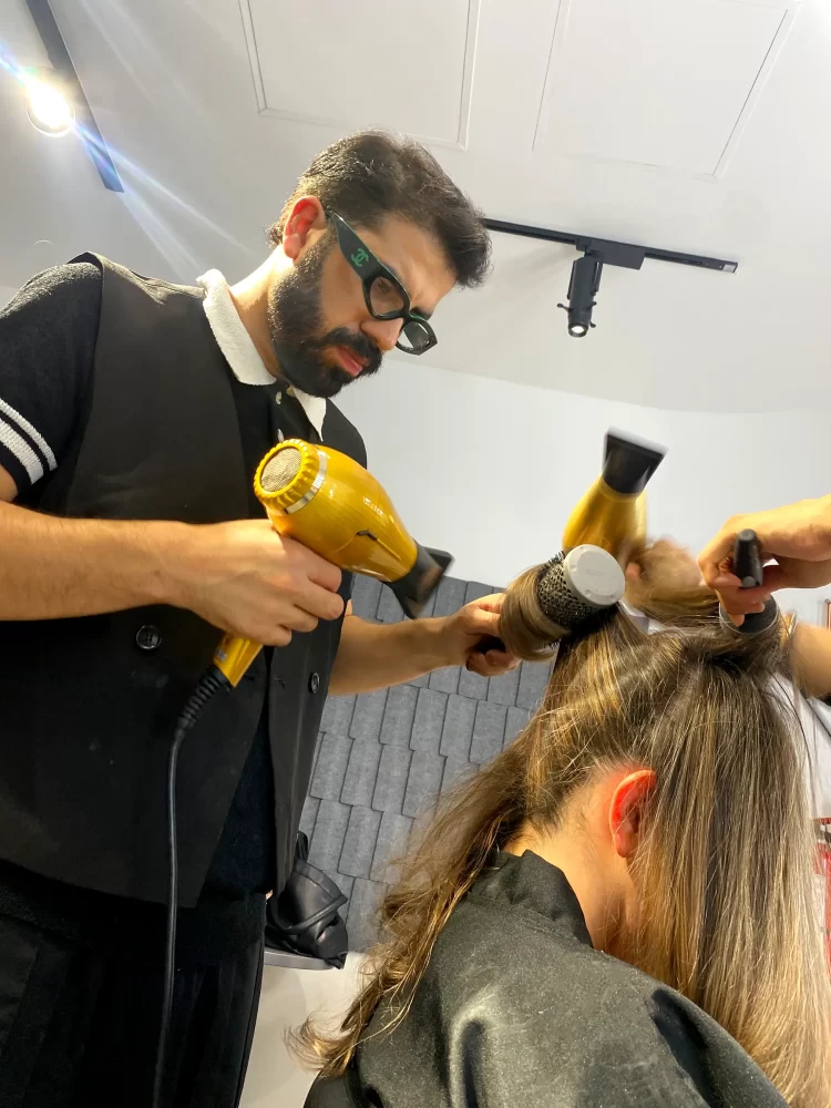 Estilista René Pérez aplicando técnicas de secado y brushing en Academy of Hair