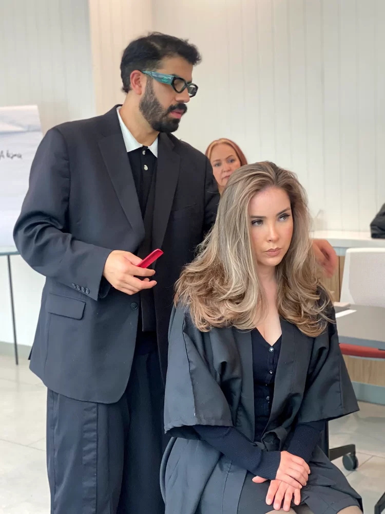 Modelo con peinado voluminoso y coloración desvanecida realizada en curso Academy of Hair por René Pérez