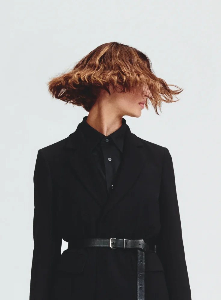 Perfil de corte bob ondulado corto con reflejos caramelo en castaño — Essential Looks 1:2024 de Schwarzkopf Professional.