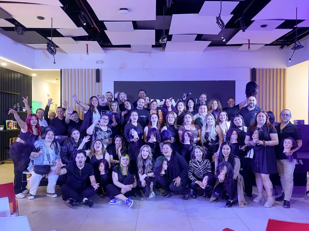 Grupo de estilistas en la masterclass Pravana Deep Chroma en Academy of Hair CDMX.