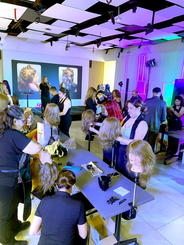 Estilistas practicando técnicas de coloración con maniquíes en la masterclass Pravana Deep Chroma en CDMX.