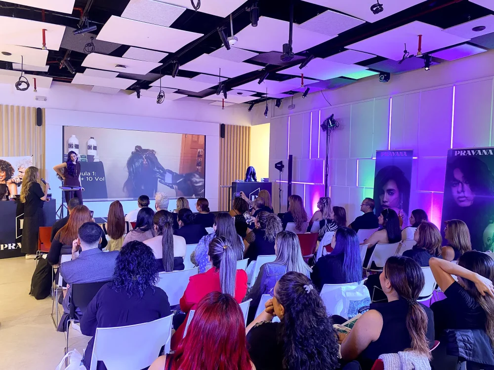 Estilistas observan demostración de color en la masterclass Pravana Deep Chroma en CDMX.