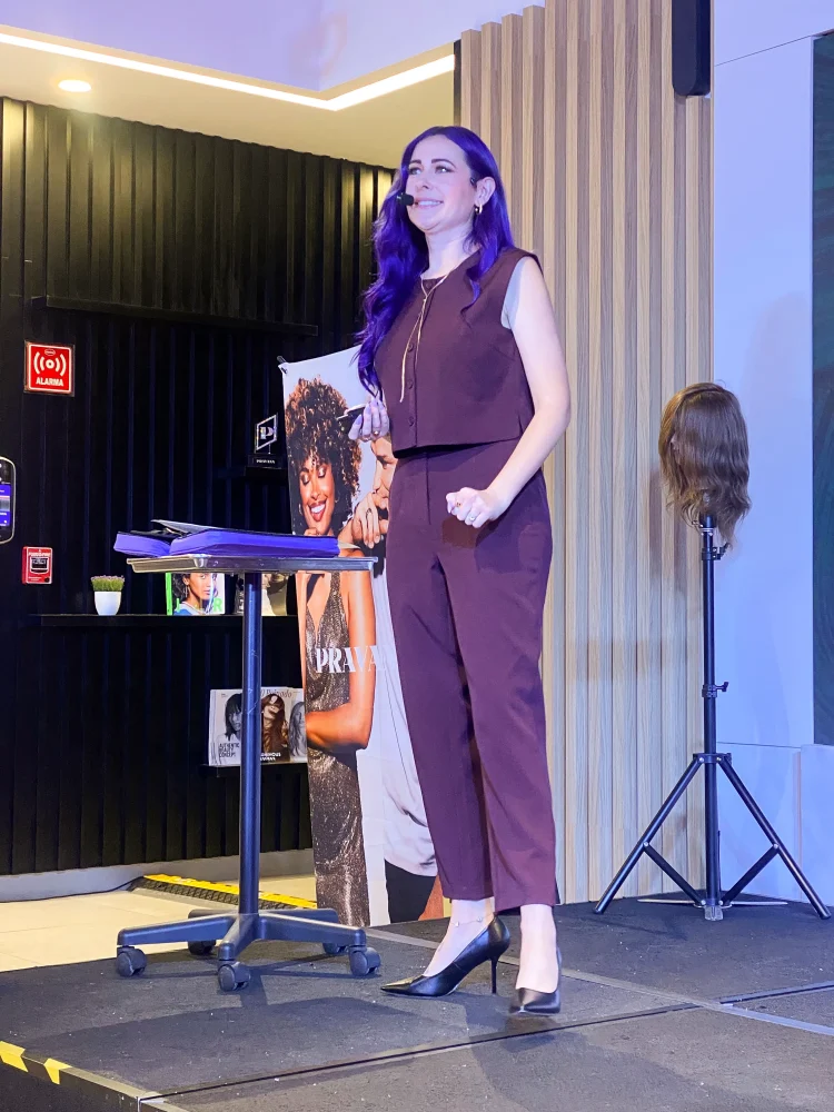 Ashley Krupaberg, artista global de Pravana, en el escenario durante la masterclass Deep Chroma en CDMX.