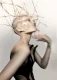 Modelo rapada con headpiece translúcido orgánico y uñas largas; movimiento etéreo; colección Fabric de Ben Martin.