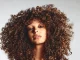 Modelo castaña rizada color desvanecido con Igora Zero amm de Schwarzkopf Professional