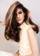 Cabello castaño con reflejos malva y volumen suave de la colección Dazzling Essence de Mark van Westerop.