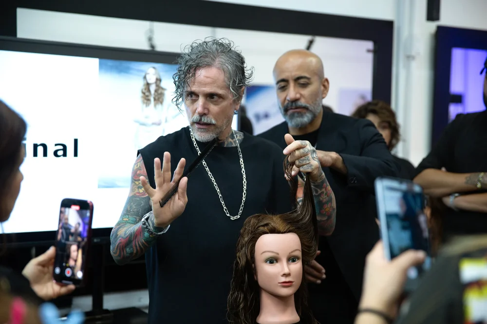 Rudy Mostarda, director creativo global de Alfaparf Milano, en curso en la Accademia de Ciudad de México, dentro de su gira mundial Make it Real.
