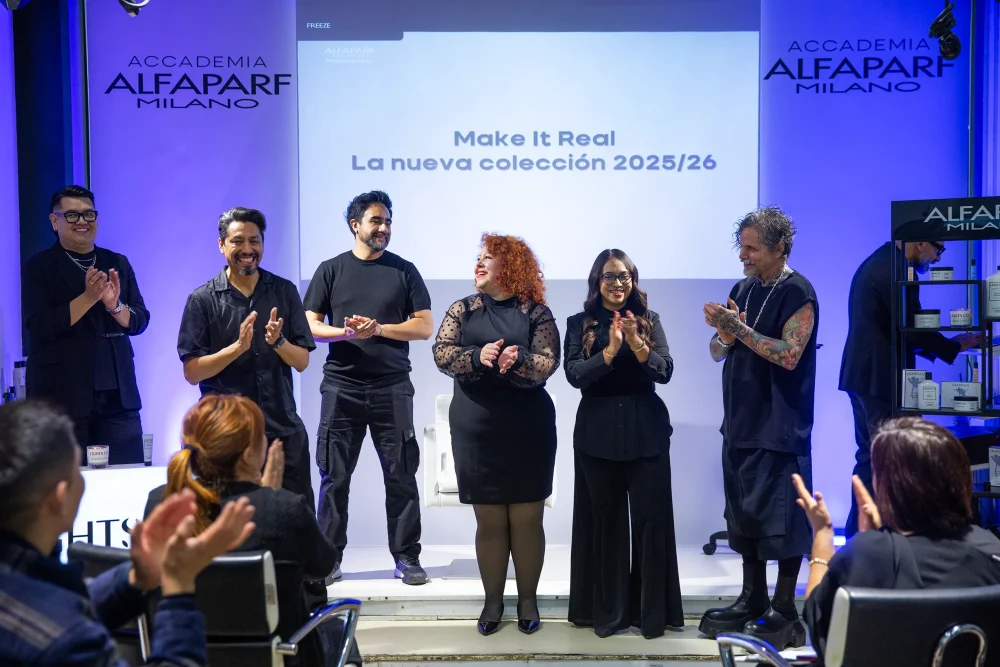 Rudy Mostarda, director creativo global de Alfaparf Milano, junto al equipo de educación de México en curso en la Accademia de Ciudad de México, dentro de su gira mundial Make it Real.