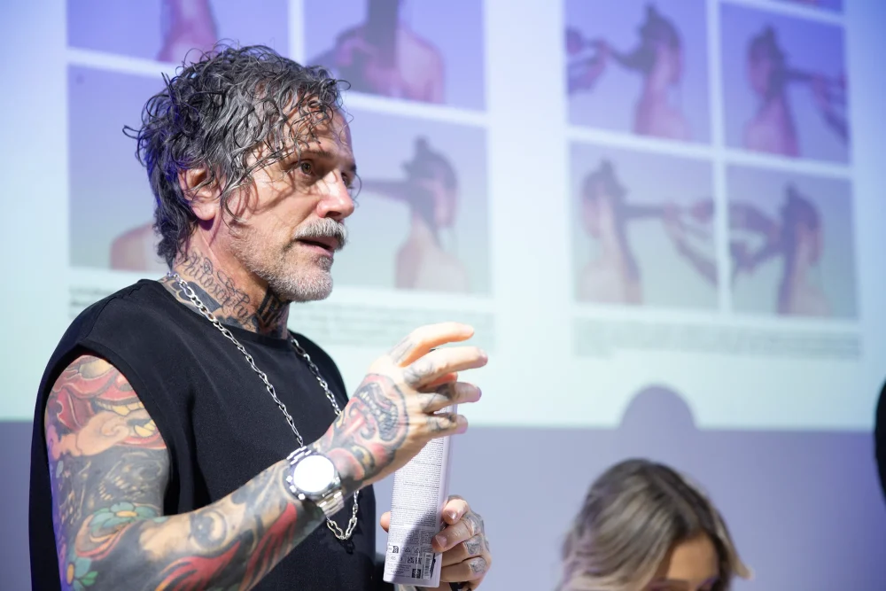 Rudy Mostarda, director creativo global de Alfaparf Milano, en curso en la Accademia de Ciudad de México, dentro de su gira mundial Make it Real.