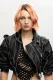 Modelo con cabello melocotón y chaqueta de cuero, colección Manifesto de Felicitas Hair.