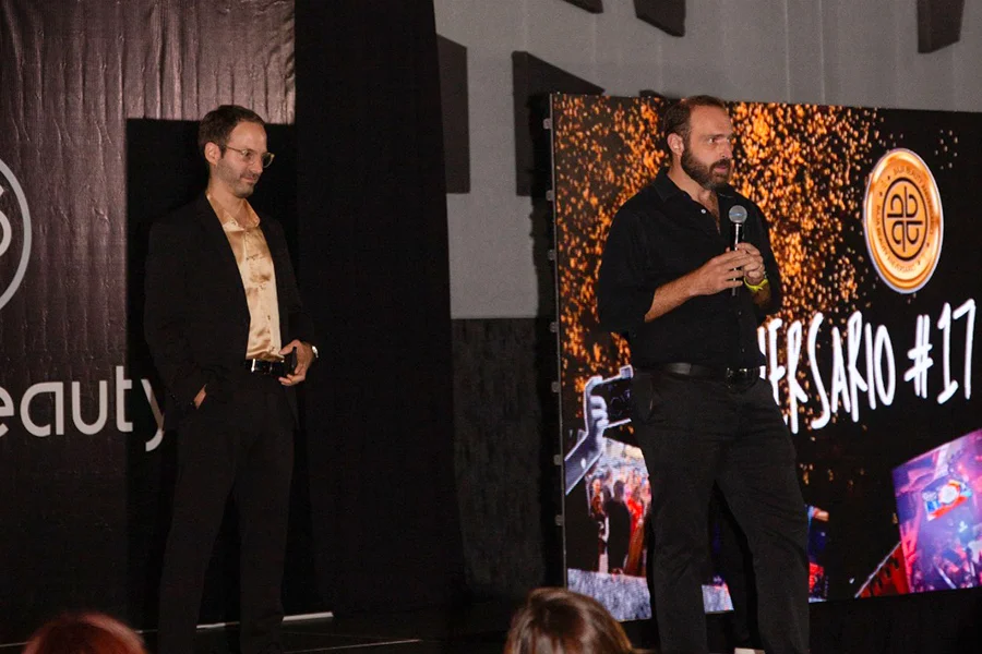 Felipe Delgado y Alonso Sierra durante el aniversario 17 de Baja Beauty junto a Pravana y Schwarzkopf Professional.
