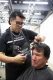 Estilista Oscar Sánchez cortando cabello durante la segunda edición de TRENZAPARF de ALFAPARF Milano Professional junto a México Sonrí