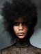 Cabello afro voluminoso negro en la colección Spectra de Gary Hooker & Michael Young