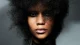 Cabello afro voluminoso negro en la colección Spectra de Gary Hooker & Michael Young