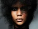 Cabello afro voluminoso negro en la colección Spectra de Gary Hooker & Michael Young