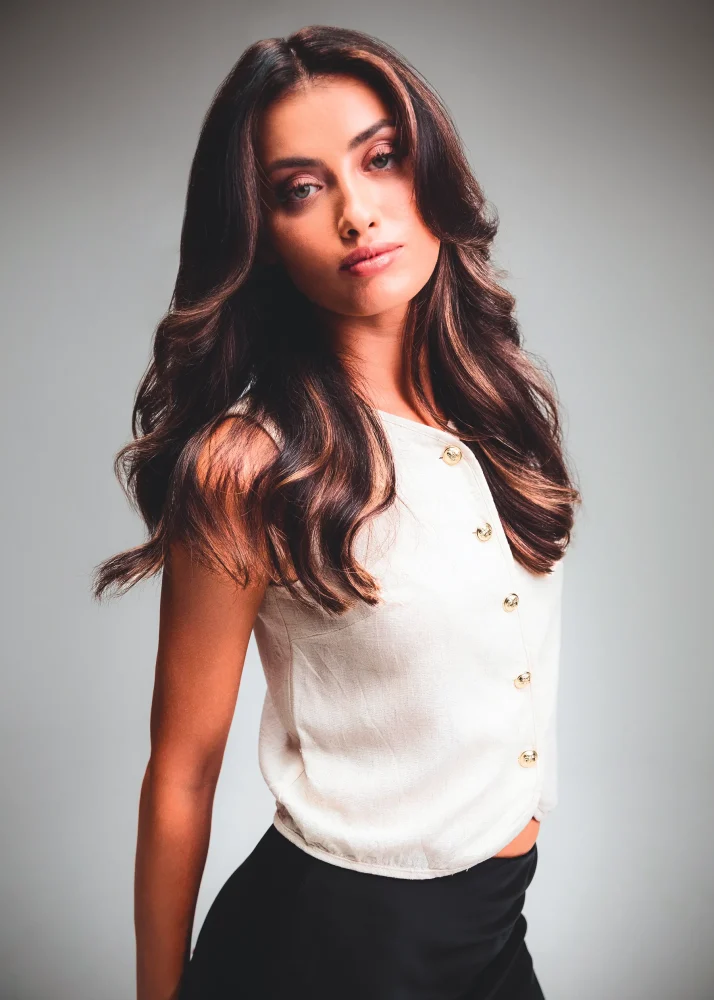 Retrato frontal de modelo femenina con cabello largo y brillo natural trabajado con Schwarzkopf Professional.