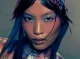 Cabello azul con trenzas rosas de la colección Mixed Reality de Seung Ki Baek y styling futurista.