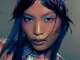 Cabello azul con trenzas rosas de la colección Mixed Reality de Seung Ki Baek y styling futurista.
