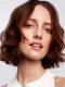 TONI&GUY muestra Hair like LABEL.M con bob castaño en ondas abiertas, volumen ligero y cabello de acabado natural.