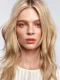 TONI&GUY muestra Hair like LABEL.M con melena rubia larga, raya al centro y ondas suaves de acabado natural.