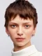 TONI&GUY muestra Hair like LABEL.M con pixie castaño, fleco corto y textura suave de acabado moderno.