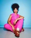 Modelo con cabello afro voluminoso en la colección Verve de Project Afro, con traje rosa y fondo azul editorial.