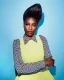 Modelo con peinado alto y brillante en la colección Verve de Project Afro, con fondo azul y styling de cuadros.