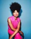 Modelo con cabello afro voluminoso en la colección Verve de Project Afro, usando traje rosa sobre fondo azul.